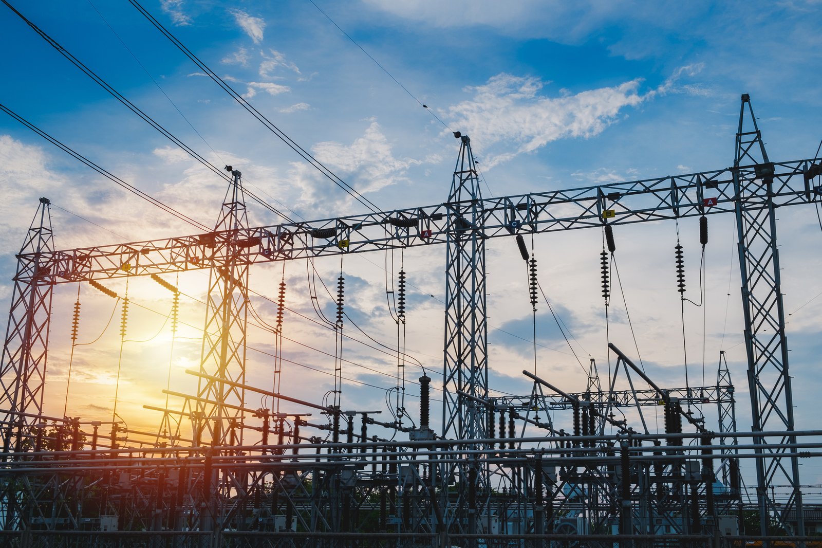 Poste électrique haute tension supervisé par la valise électrique