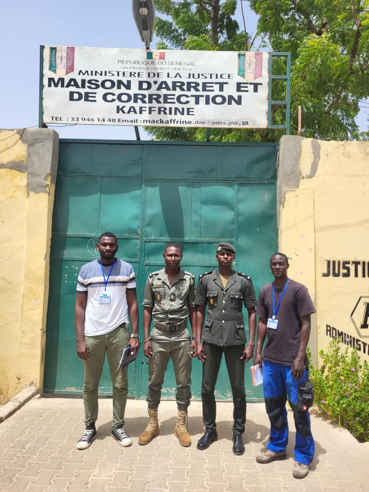 L'équipe Mirahtec et les agents pénitentiaires devant la Maison d'Arrêt et de Correction de Kaffrine