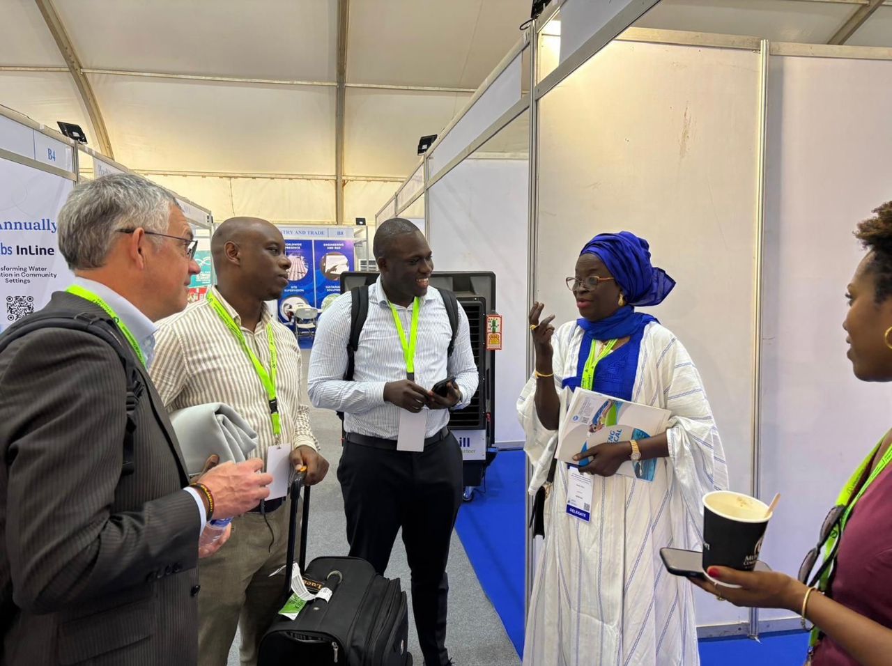 L'équipe Mirahtec en échange avec des visiteurs sur un stand de salon international