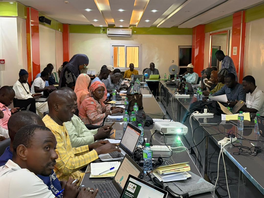 Atelier de formation ERP-PAS : opérateurs agricoles en session de travail sur ordinateurs
